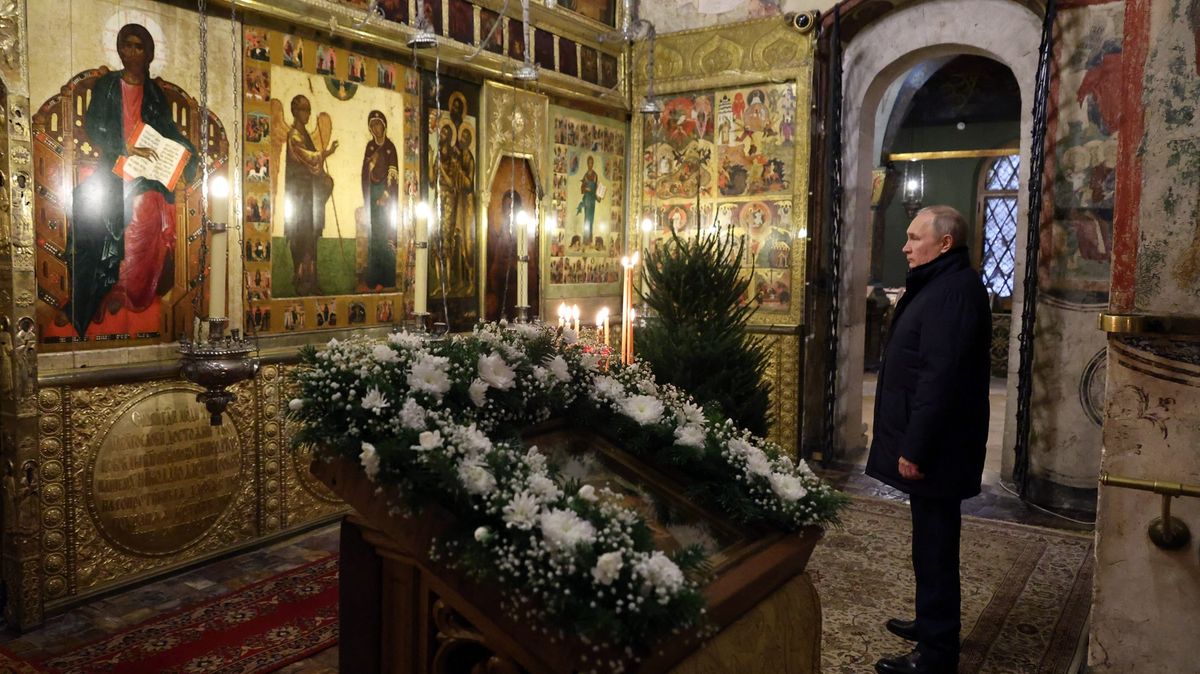 Putin byl v Kremlu na vánoční mši sám